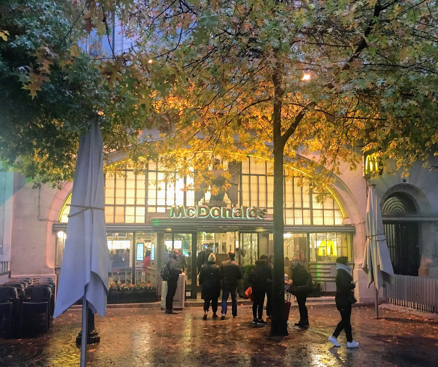 O Mc Donald´s hoje é onde ficava o antigo café Imperial do Porto